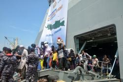 Ratusan Orang Mudik dengan Kapal Perang KRI Banda Aceh Tiba di Semarang