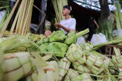 Penjualan Kulit Ketupat Jelang Lebaran di Pasar Palmerah
