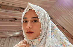 Potret Dian Sastrowardoyo Rayakan Lebaran, Selfie Pakai Mukena hingga Foto Keluarga