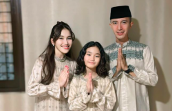 Ayu Ting Ting Unggah Foto Bareng Calon Suami di Hari Lebaran, Mesra Bersama Keluarga Besar