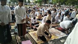 Gibran Bersama Istri dan Kedua Anaknya Salat Id di Balai Kota Solo<