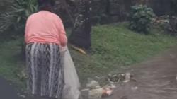 Viral Nenek Buang Sekarung Sampah di Saluran Air Bikin Geram Netizen<