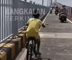 Viral Bocah Mudik Naik Sepeda Ontel di Jembatan Suramadu Tuai Sorotan Netizen