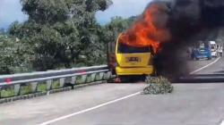 Bus Elf Angkut Rombongan hendak Berlebaran Terbakar Hebat di Tol Pandaan-Malang