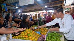 Jokowi ke Pasar Berastagi Sumut saat Libur Lebaran, Belanja Buah dan Sayur