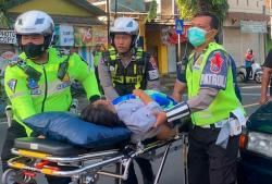 Aksi Dramatis Polisi Evakuasi Lansia Kritis yang Terjebak Macet di Malang