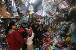 Penjual Mainan Pasar Gembrong Diserbu Anak-Anak usai Lebaran