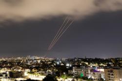 Penampakan Langit Israel Menyala Ditembaki Rudal dan Drone Iran