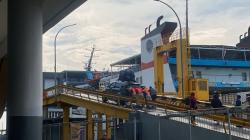 Tak Kuat Nanjak, Mobil Didorong Petugas Naik ke Kapal di Pelabuhan Bakauheni