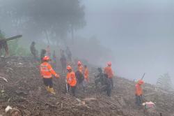 Tim SAR Evakuasi Korban Longsor Tana Toraja di Tengah Kabut