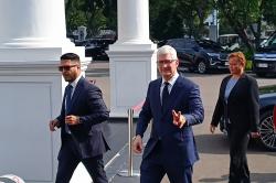 Gaya CEO Apple Tim Cook Acungkan 2 Jari Tiba di Istana Temui Jokowi