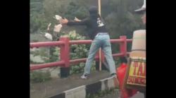 Didatangi Petugas Dinas LH Cianjur, Pemuda yang Viral Buang Sampah ke Sungai Minta Maaf<