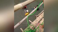 Hilang Keseimbangan, Pengendara Motor Tercemplung ke Sungai Ciracab
