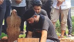 Tangis Pecah, Ibu Angger Dimas Dimakamkan di TPU Jeruk Purut Dekat Makam Dante