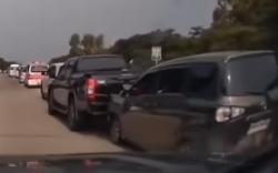 Buntuti Ambulans, Apes Mobil Ini Ringsek akibat Disundul Kendaraan Depan dan Belakang