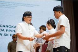 Bupati Badung Serahkan SK 1.935 P3K dan 25 PNS Lulusan PKN STAN