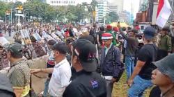 Tegang, Massa Pro dan Kontra Prabowo-Gibran di Patung Kuda Jakpus Saling Lempar Batu