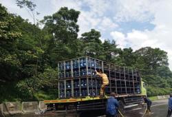 Pecah Ban, Truk Air Galon Terbakar di Tol Jagorawi 