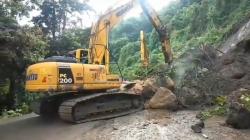 Tebing Setinggi Belasan Meter di Jalan Poros Kabupaten Maros Longsor<