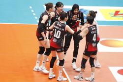 Kocak! Megawati Hangestri dan Pelatih Red Sparks Joget di Indonesia Arena