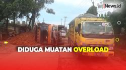 Truk Pengangkut Tanah Terguling di Parung Panjang Bogor