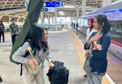 Hari Kartini, Petugas Kereta Cepat Whoosh Pakai Kebaya Bagikan Bunga untuk Penumpang