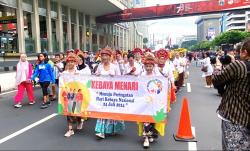 Peringati Hari Kartini, Ratusan Perempuan Berkebaya Ramaikan CFD di Jakarta