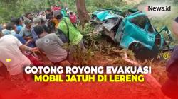 Warga Jepara Gotong Royong Tarik Minibus yang Terjun ke Lereng Bukit Sedalam 50 Meter