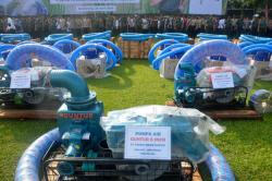 Kementan Serahkan 10.000 Pompa Air kepada Petani Jawa Tengah