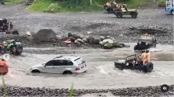 Viral Mobil Wisatawan Terjebak di Kali Kuning gegara Nekat Lewati Jalur Jip Lava Tour Merapi<