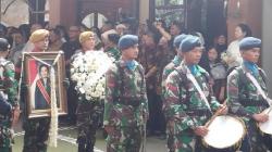 Jenazah Mooryati Soedibyo Dilepas Secara Militer di Rumah Duka 