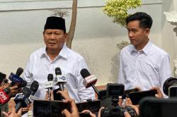 Penampilan Prabowo-Gibran Kompak Berbaju Putih Tiba di KPU