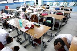 Anak-Anak SD Berlindung di Bawah Meja Ketika Gempa Bumi