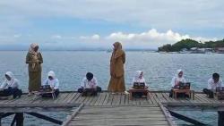 Demi Ujian Online, Siswa SMP di Sinjai Panas-Panasan di Dermaga Cari Sinyal Internet
