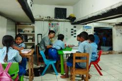 Potret Sekolah di Kolong Tol Jelambar, Siswa Semangat Belajar Meski Ruang Kelas Seadanya