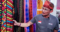 Kunjungi Kampung Tenun Rabadompu Bima, Sandiaga Uno Siap Fasilitasi Sertifikasi Halal Bahan Baku Tenun