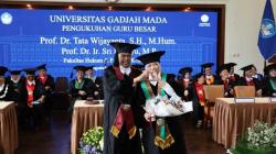 Romantis! Suami Rela Tunggu 10 Tahun demi Dikukuhkan Jadi Profesor UGM Bareng Istri<