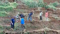 Identitas Korban Hilang Tertimbun Longsor di Kampung Cimanggu, Oman 63 Tahun<