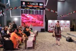 Peragaan Busana Kebaya di Lantai Bursa BEI