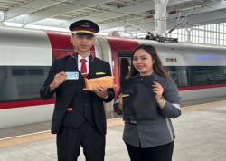 Petugas Kereta Cepat Whoosh Kembalikan Amplop Penumpang yang Tertinggal Berisi Uang Rp50 Juta