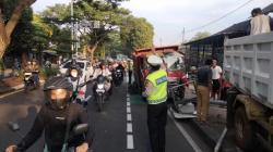 Truk Tabrak Lampu Jalan di Juanda Depok, Lalu Lintas Sempat Tersendat