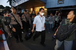 Geledah Ruangan Setjen DPR, Penyidik KPK Bawa Dua Koper Barang Bukti