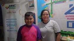Orang Tua Pasien Kanker Senang Diberi Bantuan MNC Peduli 