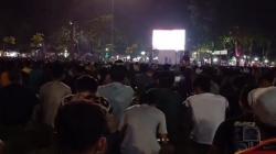 Euforia Ribuan Warga Nobar Indonesia Vs Uzbekistan di Alun-Alun Trunojoyo Sampang<