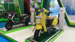 Motor Listrik Kembaran Vespa Mejeng di PEVS 2024, Harganya Cuma Rp10 Jutaan