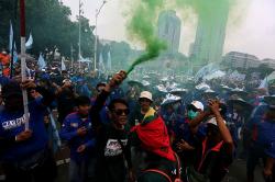 Bak Suporter Sepak Bola, Buruh Menyalakan Flare Sambil Sampaikan Tuntutan