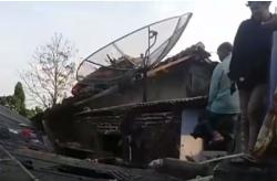 Viral Motor Wisatawan Nyangkut di Atap Rumah Warga Semarang karena Rem Blong<