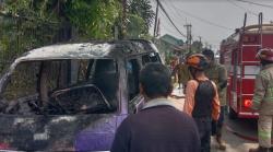 Menegangkan, Angkot Terbakar saat Bawa Penumpang di Sukabumi Terekam Kamera HP Warga<