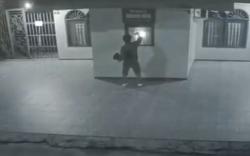 Terekam CCTV, Pemuda di Pekanbaru Nekat Bakar Musala