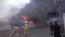 Kapal Terbakar di Pelabuhan Muara Baru, 12 Mobil Damkar Dikerahkan